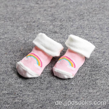 Baby, das hohe Quailty-Baumwollsocken angibt